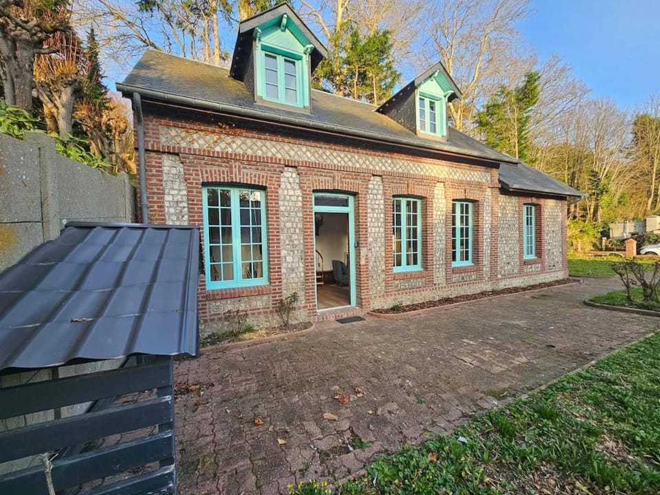 Property building, Day, Garden, Garden view