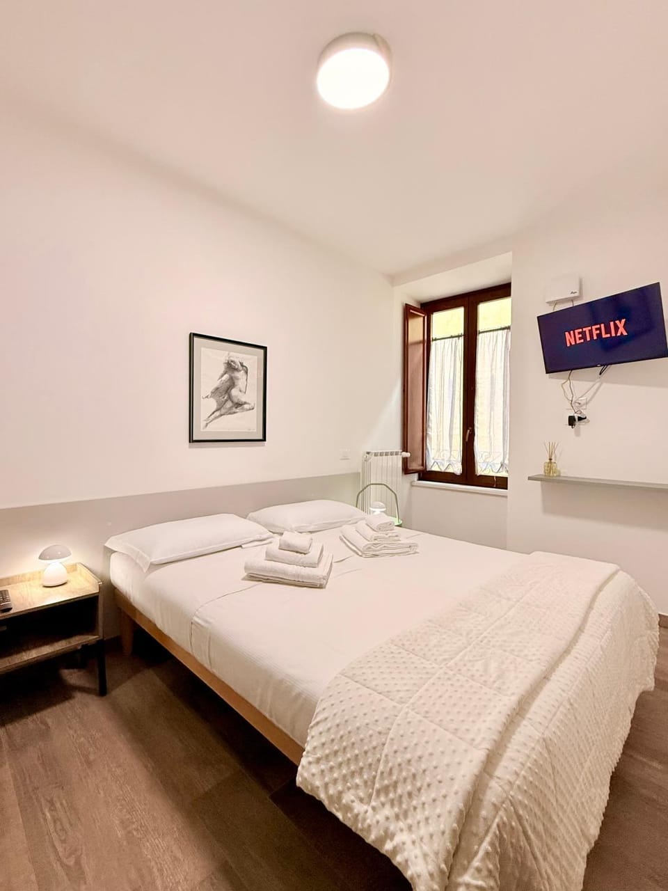Bed, TV and multimedia, Bedroom, towels