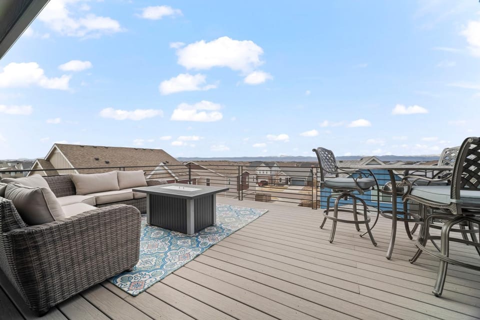 Rooftop Sunset Escape BBQ & Billiards Sleeps 8 House in Commerce City