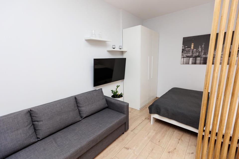 Bed, TV and multimedia, Bedroom, wardrobe