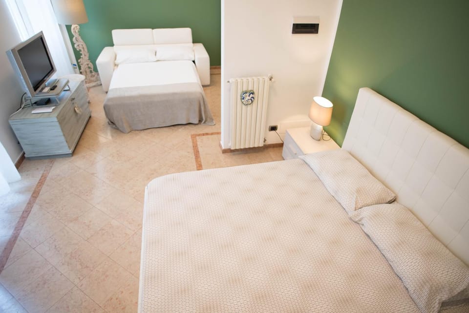 TV and multimedia, Balcony/Terrace, Photo of the whole room, Bedroom, Family