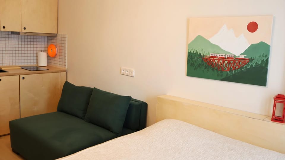 Bed, Kitchen or kitchenette, Living room, Seating area