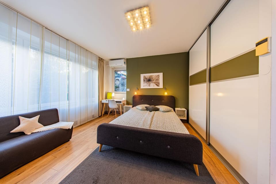 Bed, Seating area, Bedroom