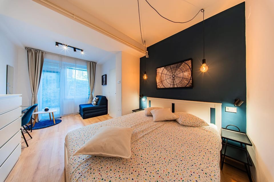 Bed, Seating area, Bedroom