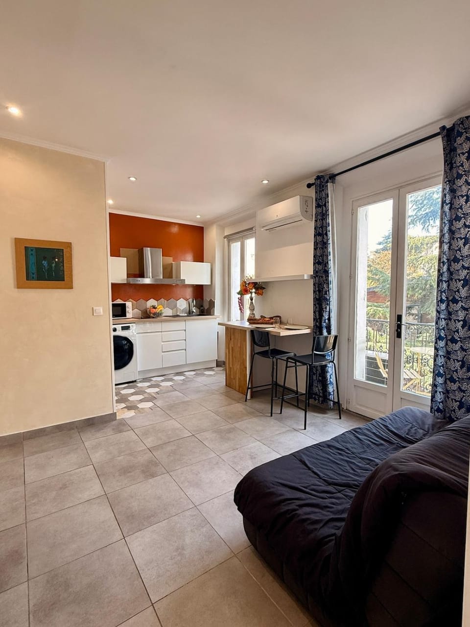 Kitchen or kitchenette, Living room, Seating area, Dining area, minibar, stove, washing machine, air conditioner