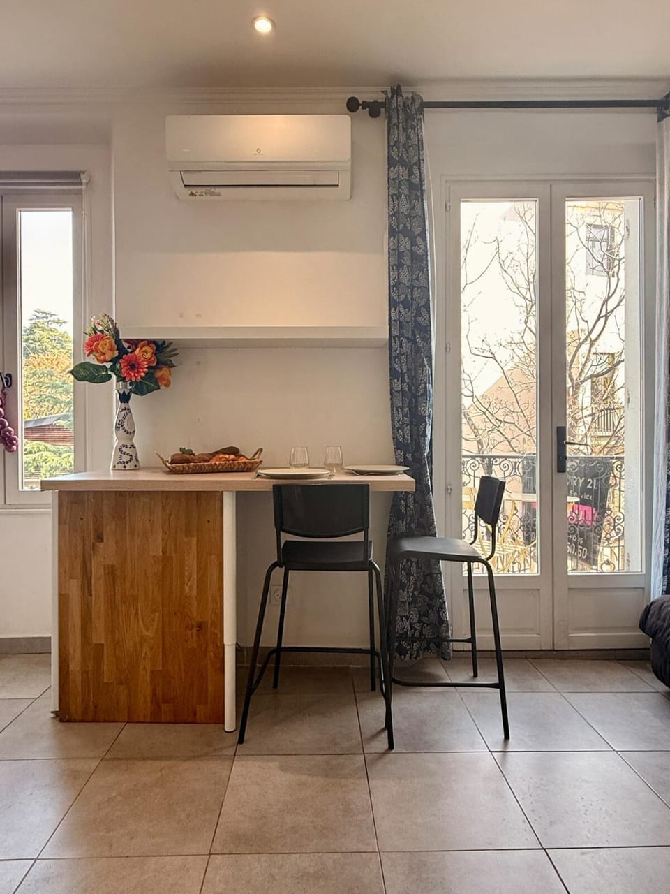 Dining area, Meals, air conditioner