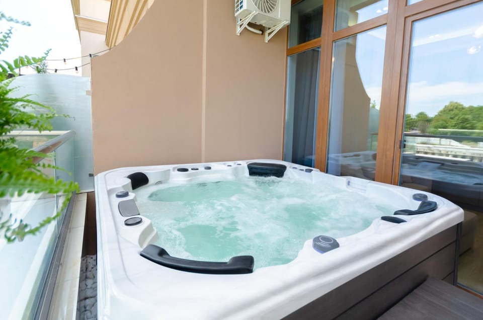 Day, Hot Tub