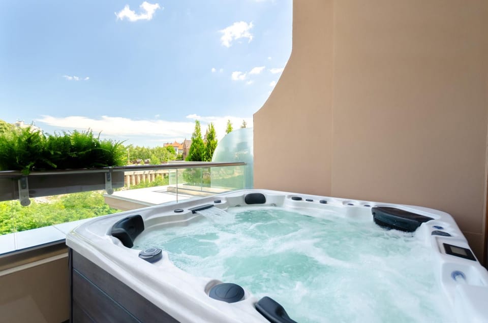 Day, Hot Tub