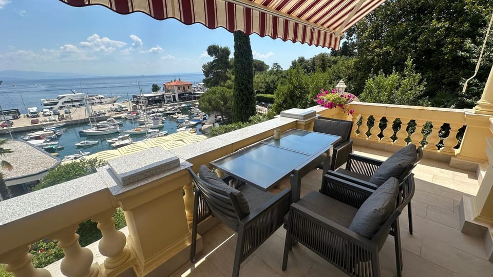 La verita 1 st line with balcony Apartment in Opatija