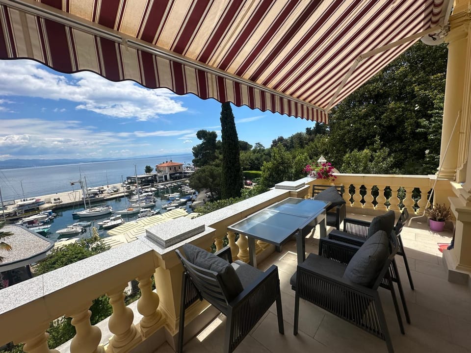 La verita 1 st line with balcony Apartment in Opatija