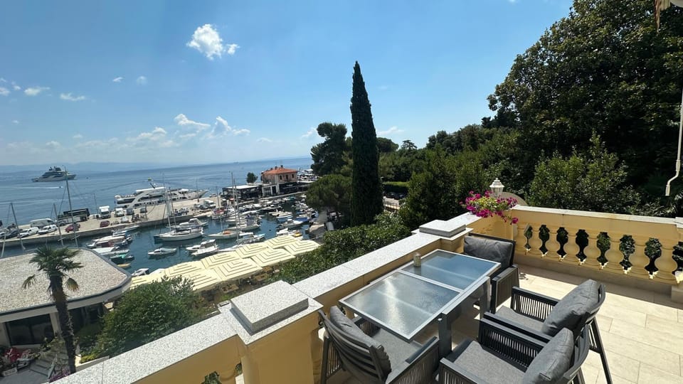 La verita 1 st line with balcony Apartment in Opatija