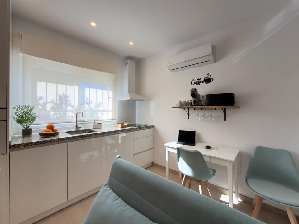 Coffee/tea facilities, Kitchen or kitchenette, Seating area, Dining area, stove