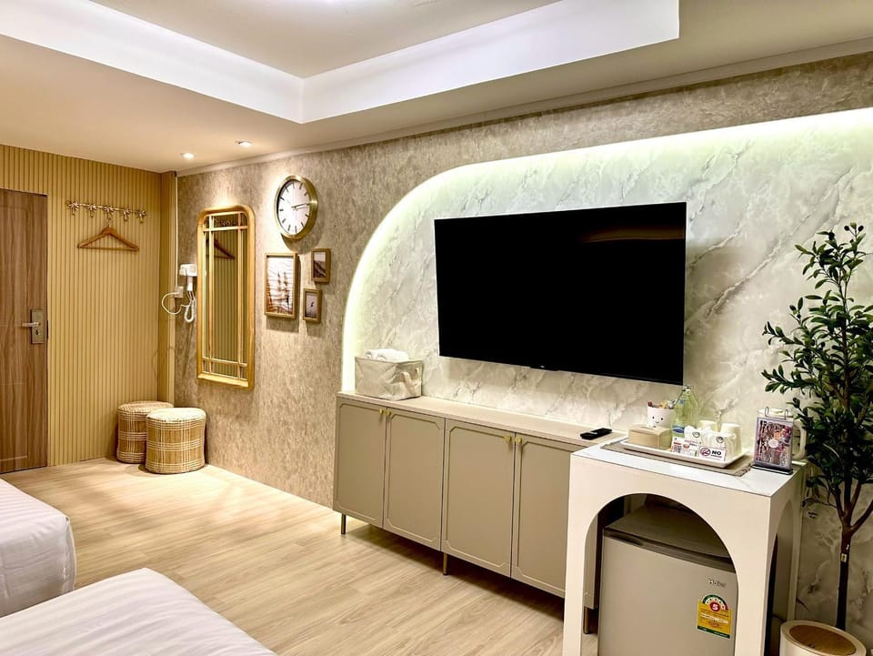Bed, TV and multimedia, Photo of the whole room, Seating area, Bedroom