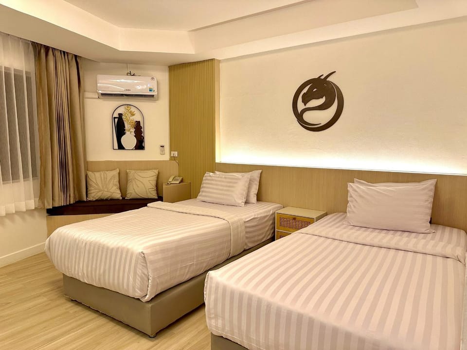 Bed, Photo of the whole room, Bedroom, air conditioner