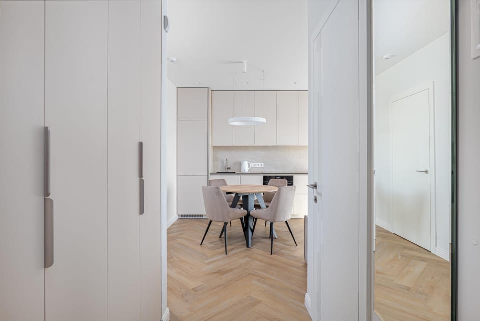 Kitchen or kitchenette, Dining area
