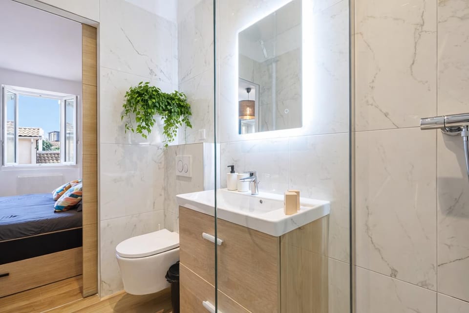 Shower, Toilet, towels