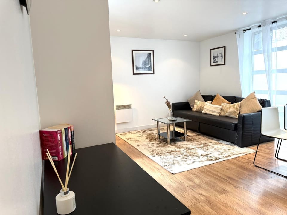 Central Brick Lane 2 Bedroom Flat - Private Patio Apartment in London Borough of Hackney