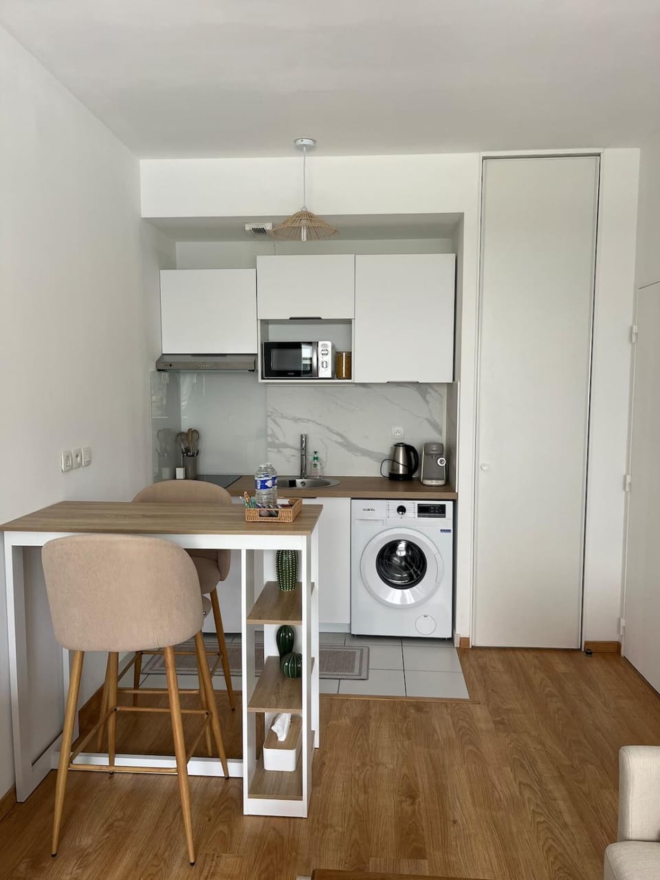 Kitchen or kitchenette, washing machine