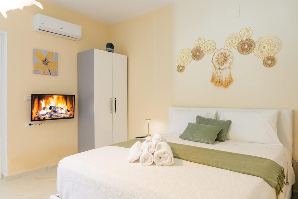 Bed, TV and multimedia, Photo of the whole room, Bedroom, towels, air conditioner