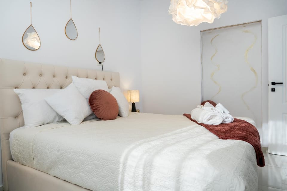 Bed, Photo of the whole room, Bedroom, towels