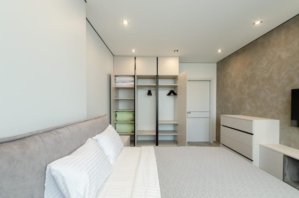 Bed, TV and multimedia, Bedroom, wardrobe