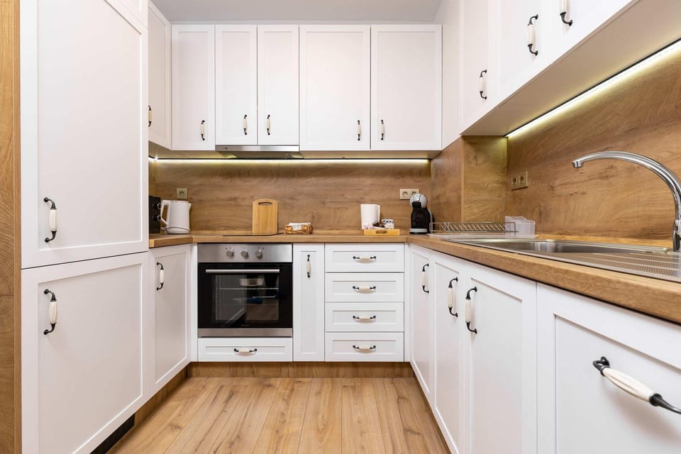 Coffee/tea facilities, Kitchen or kitchenette, dishwasher, oven, stove