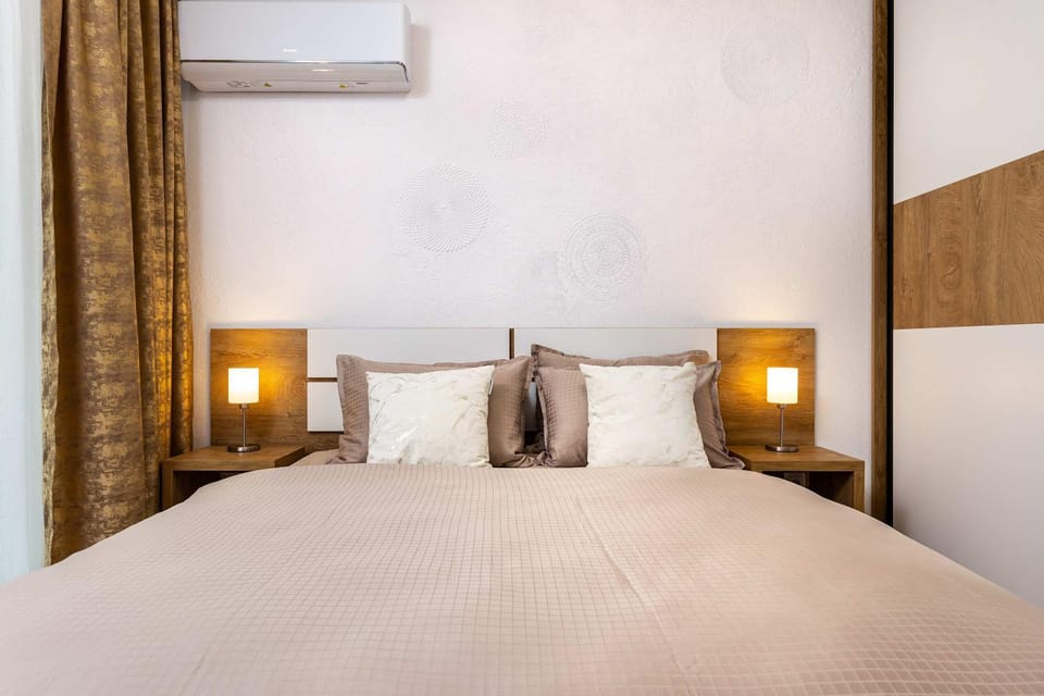 Bed, Bedroom, air conditioner
