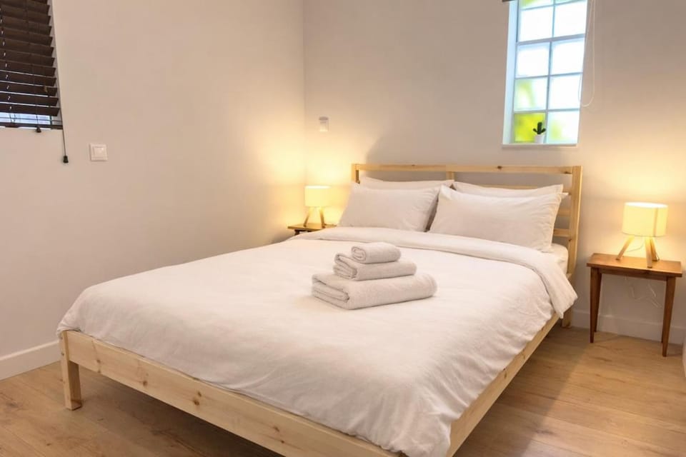 Bed, towels