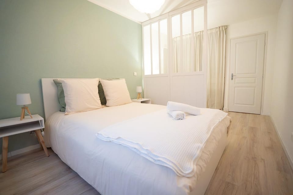 Bed, Photo of the whole room, Bedroom, towels, wardrobe