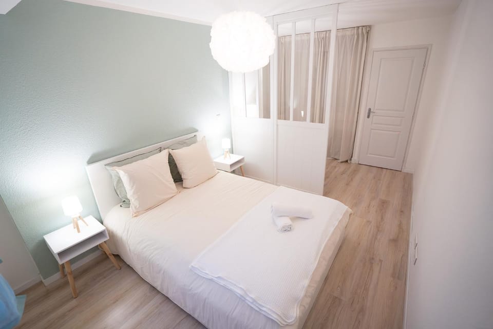 Bed, Photo of the whole room, Bedroom, towels