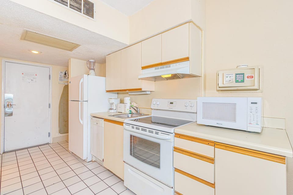 Oceanfront Suite -Near SkyWheel and Pier! Yachtsman 504 House in Myrtle Beach