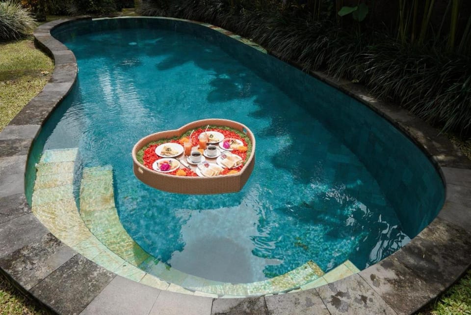Natural landscape, Garden, Food and drinks, Food, Garden view, Swimming pool