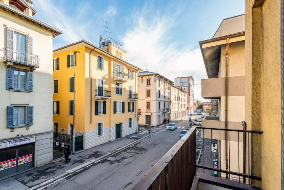 CINEMA Airport 6 MINUTE warmed Idropool and patio Apartment in Bergamo