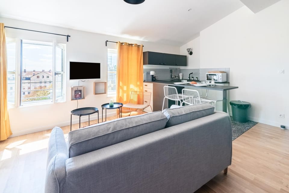 TV and multimedia, Kitchen or kitchenette, Living room, Seating area, Dining area, oven, stove, toaster