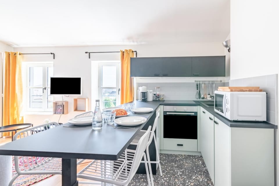 TV and multimedia, Kitchen or kitchenette, Living room, Seating area, Dining area, oven, stove, kitchen