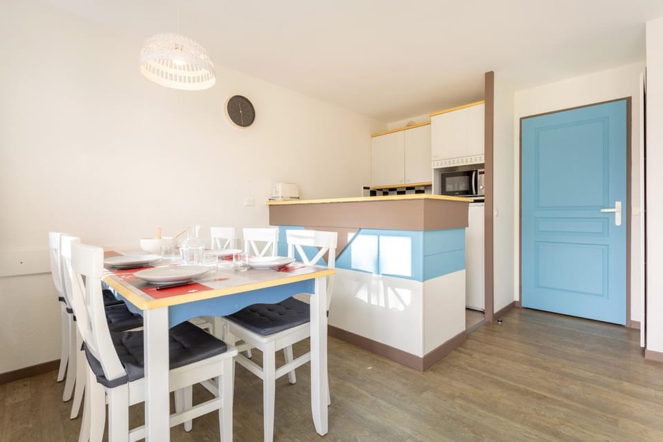 Property building, Kitchen or kitchenette, Living room