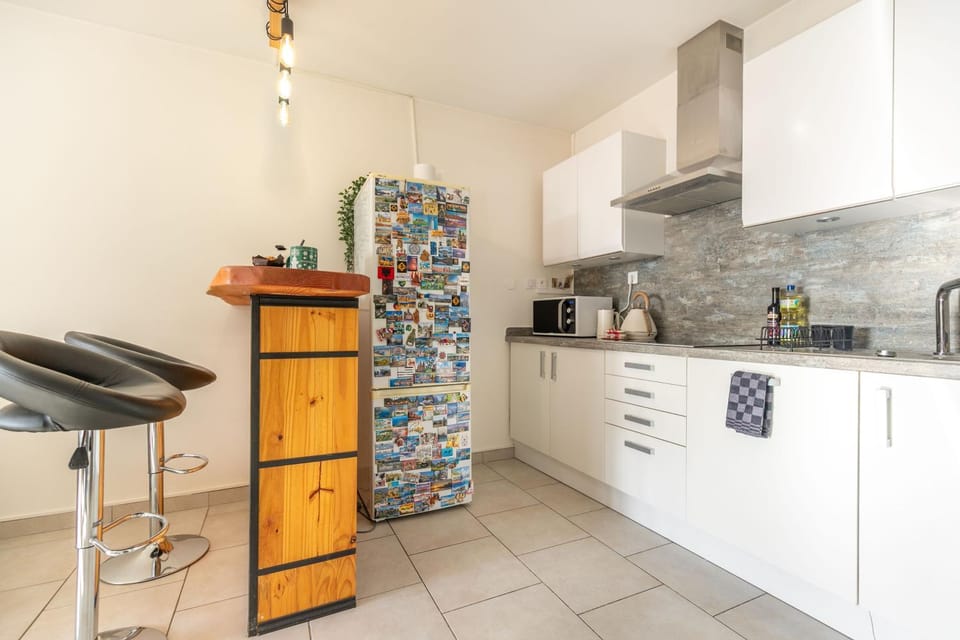 Kitchen or kitchenette, Lounge or bar, microwave, oven, stove, kitchen