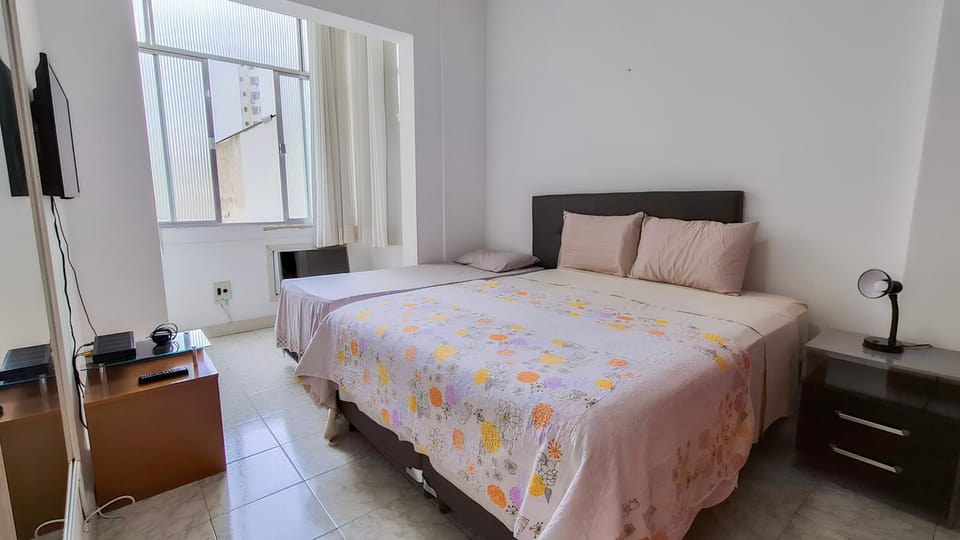 Bed, TV and multimedia, Bedroom