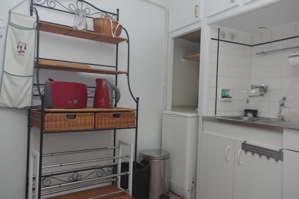Coffee/tea facilities, toaster, washing machine