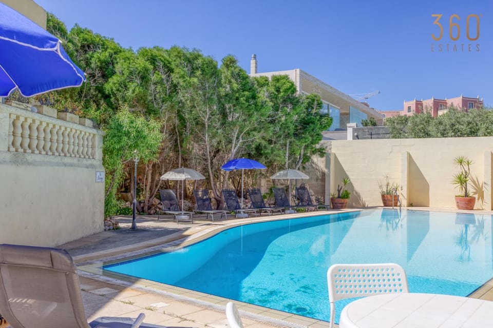 Patio, Day, Pool view, Swimming pool, sunbed