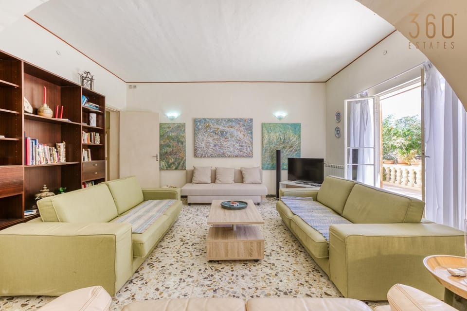 Communal lounge/ TV room, Library, TV and multimedia, Living room, Seating area, Evening entertainment