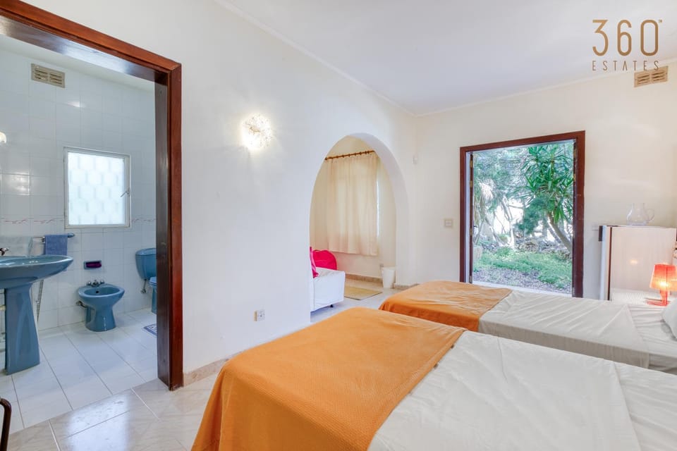 Bed, Bathroom, Photo of the whole room, Bedroom, towels