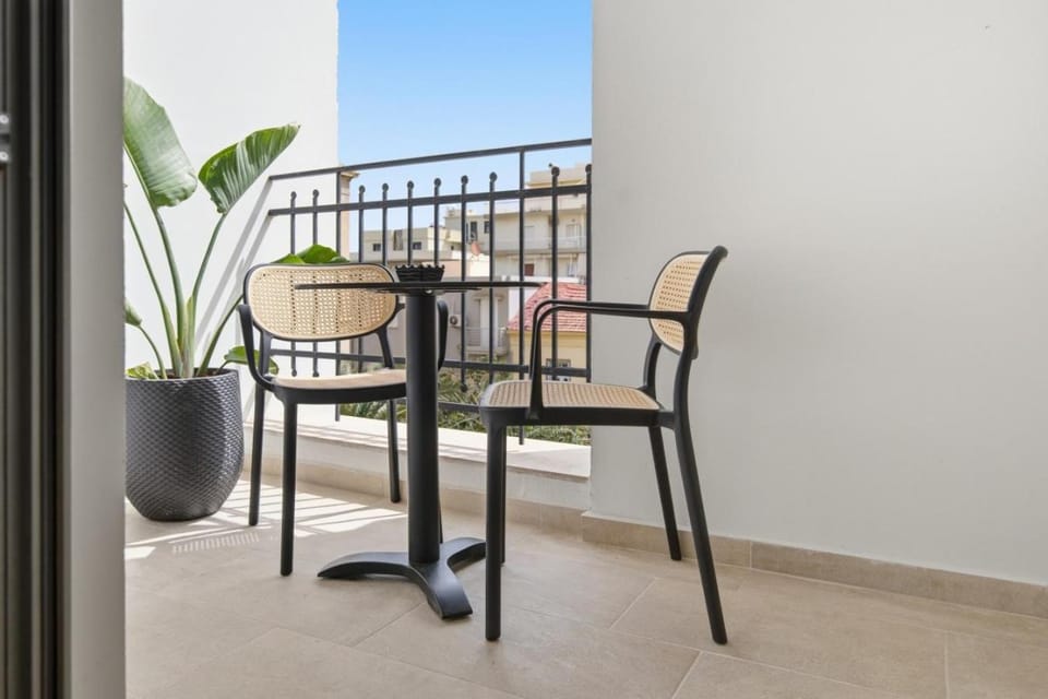 Patio, Day, Balcony/Terrace, Dining area