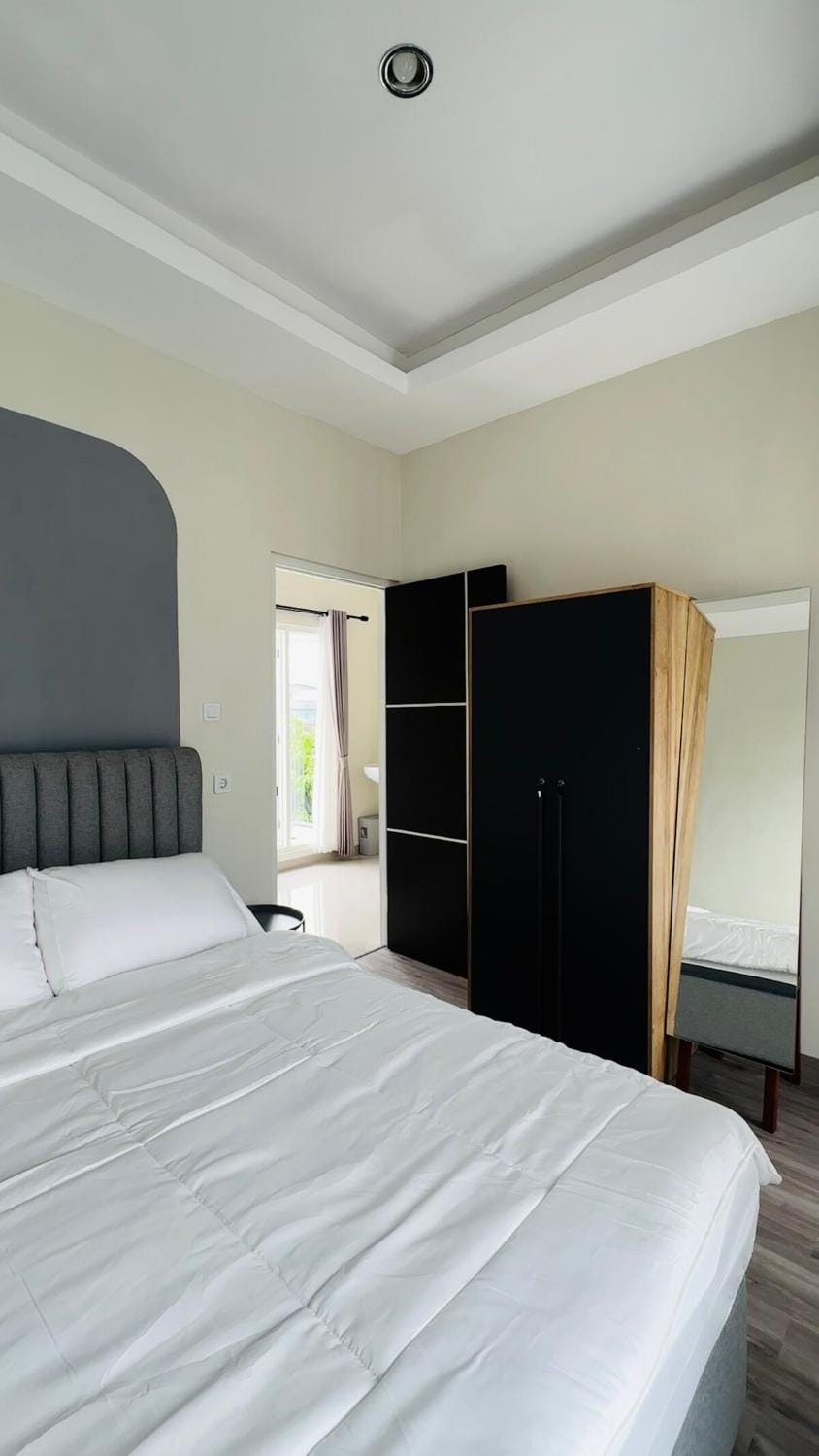 Villa Storia, 3 BR Full AC, Jacuzzi Air Panas Villa in Batu