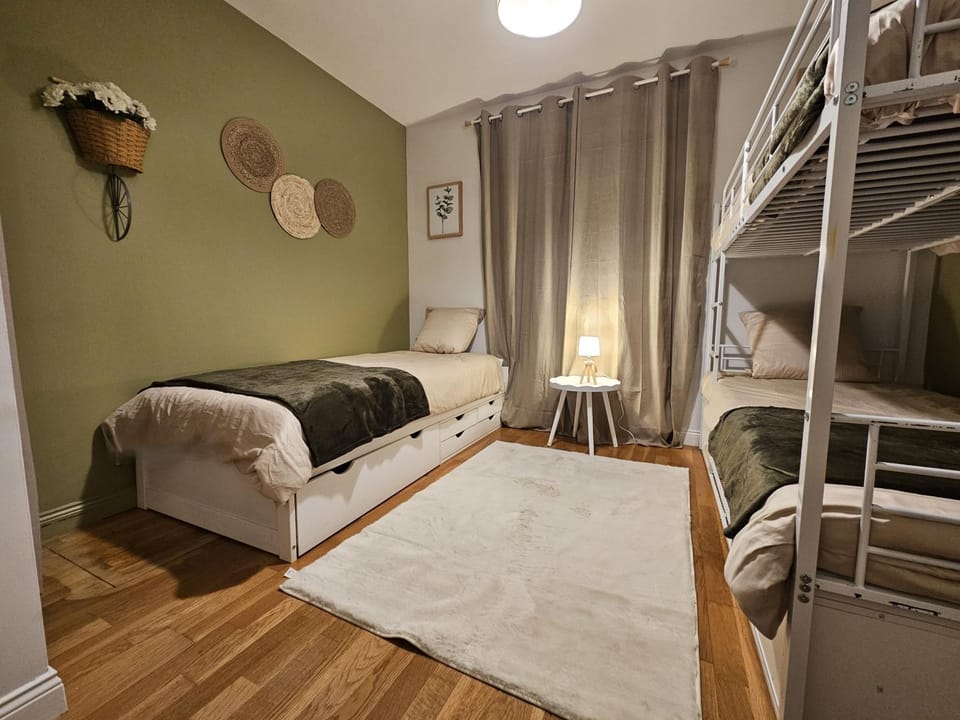 Bedroom, bunk bed