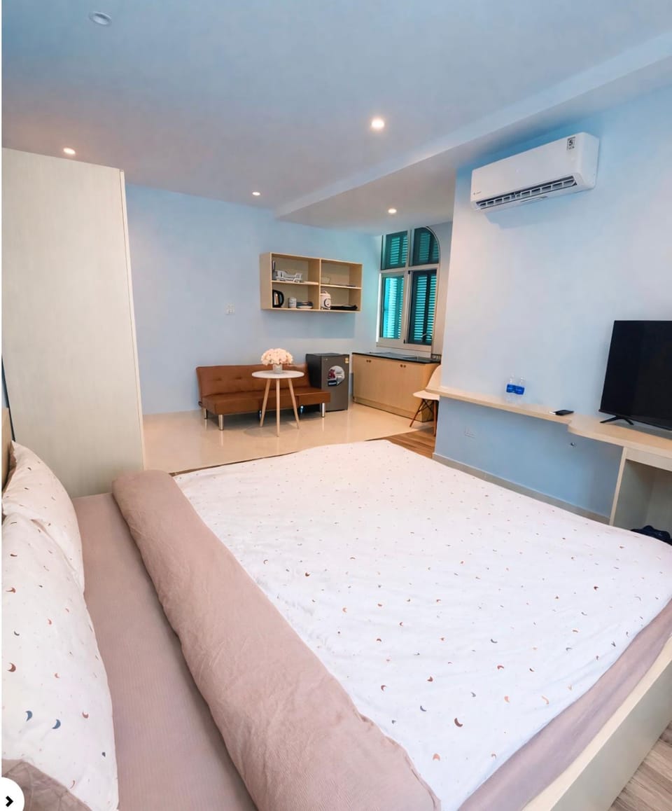 Communal lounge/ TV room, Bed, TV and multimedia, Living room, Photo of the whole room, Seating area, Bedroom, air conditioner