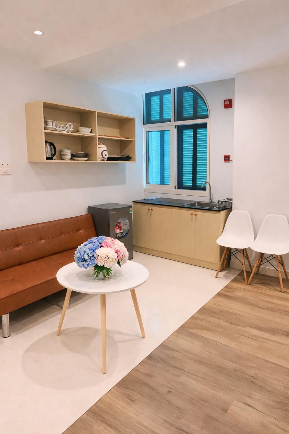 Kitchen or kitchenette, Living room, Seating area, Dining area