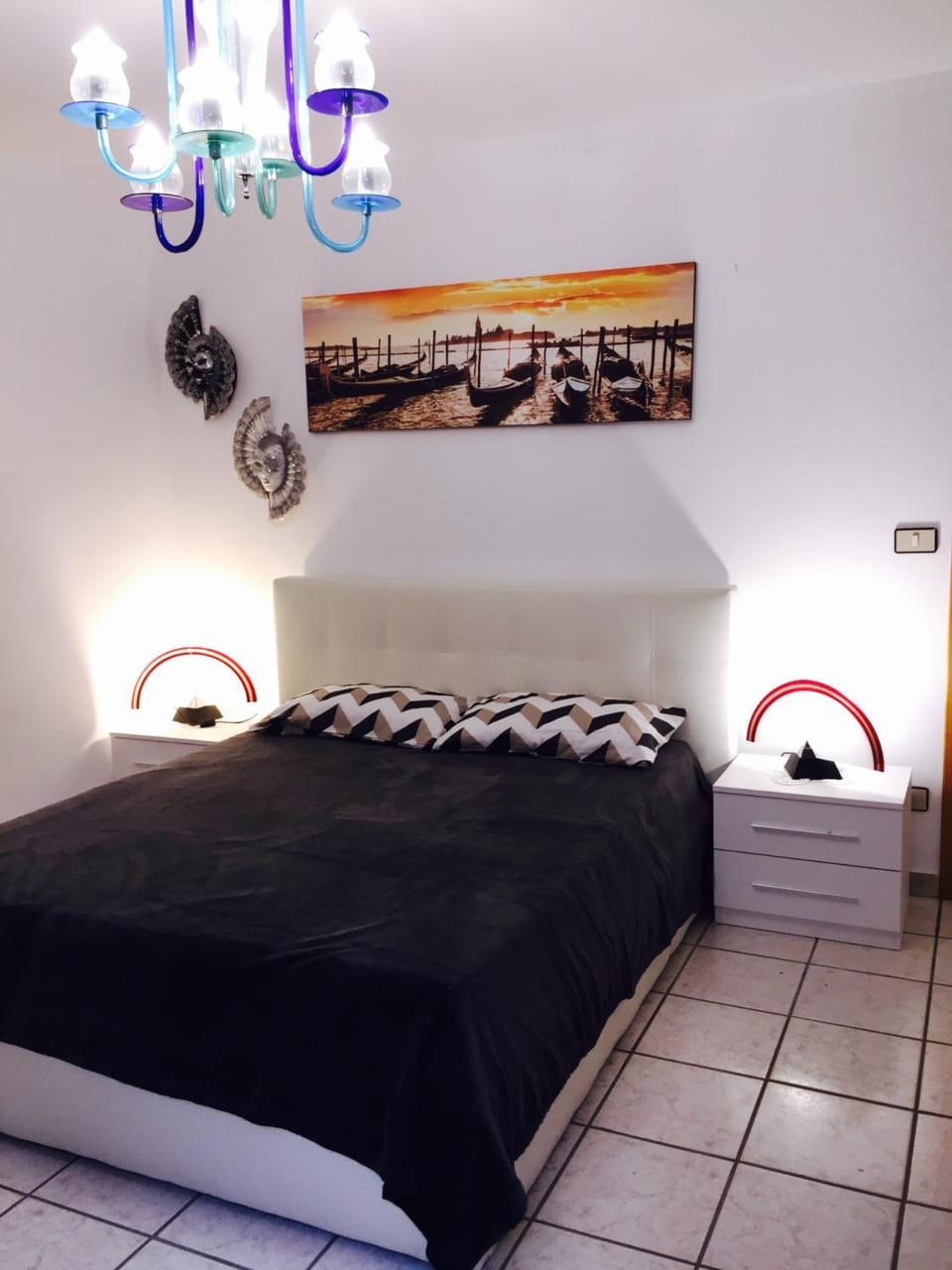 Bed, Photo of the whole room, Decorative detail