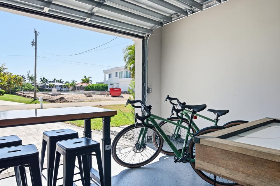 Heated Pool, Game Room, Bikes, and Rackets House in Cape Coral