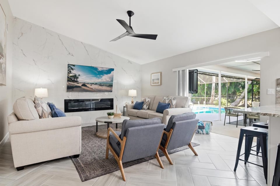 Heated Pool, Game Room, Bikes, and Rackets House in Cape Coral